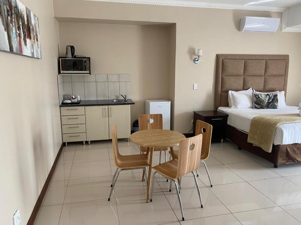 Aqua Stone Guest House Mbombela Buitenkant foto